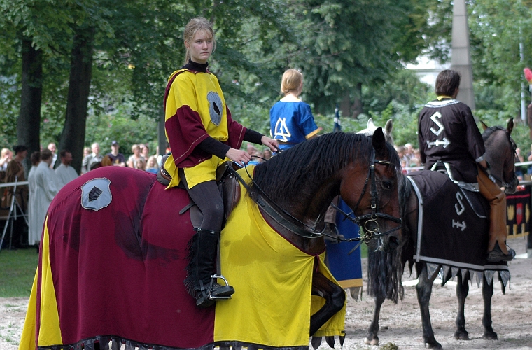 2005_0813 (12).JPG - Uppvärmning inför Riddarspelet